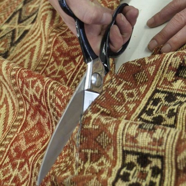 Tetrad Craftmanship - Cutting the fabric by hand